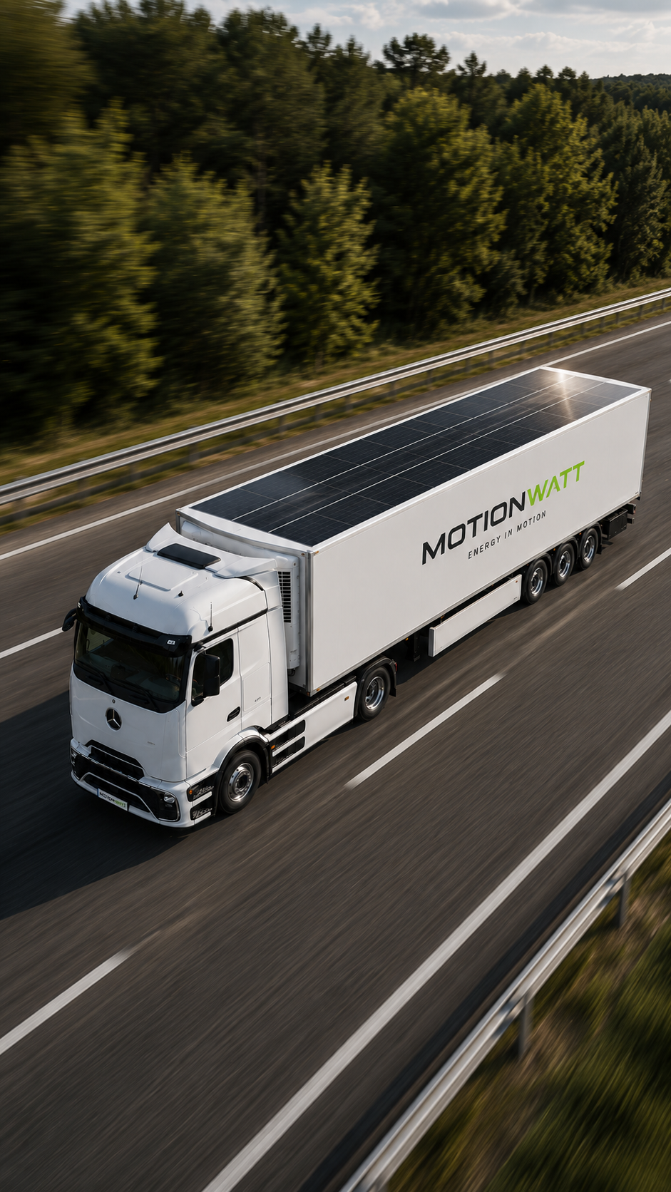 Europäischer Kühl-Sattelzug mit PV-belegtem Dach auf der Autobahn